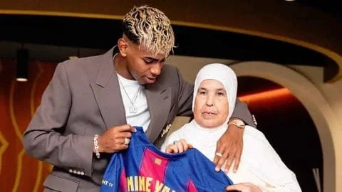 لامين يامال مع جدته