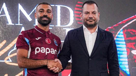 محمد صلاح بجانب رئيس نادي طرابزون