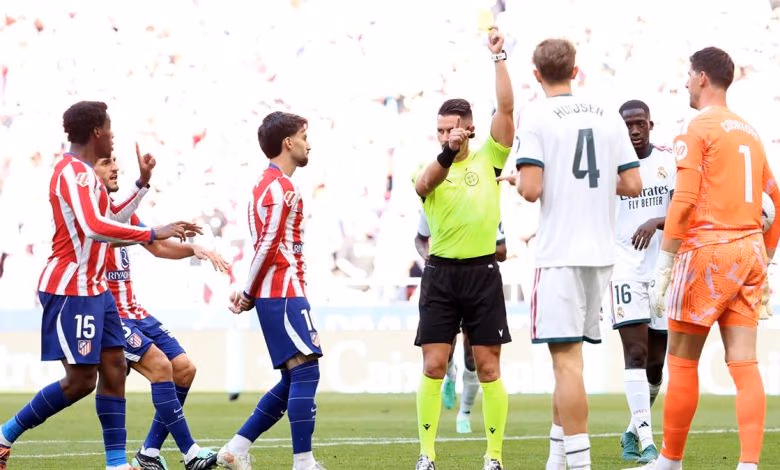 أسرار الفار في ديربي مدريد.. حوار الحكام يكشف كواليس طرد هويسن وبراءة روميرو