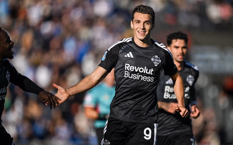كومو يعبر ساسولو بثنائية دوفيكاس ويصعد للمركز الرابع بالدوري الإيطالي