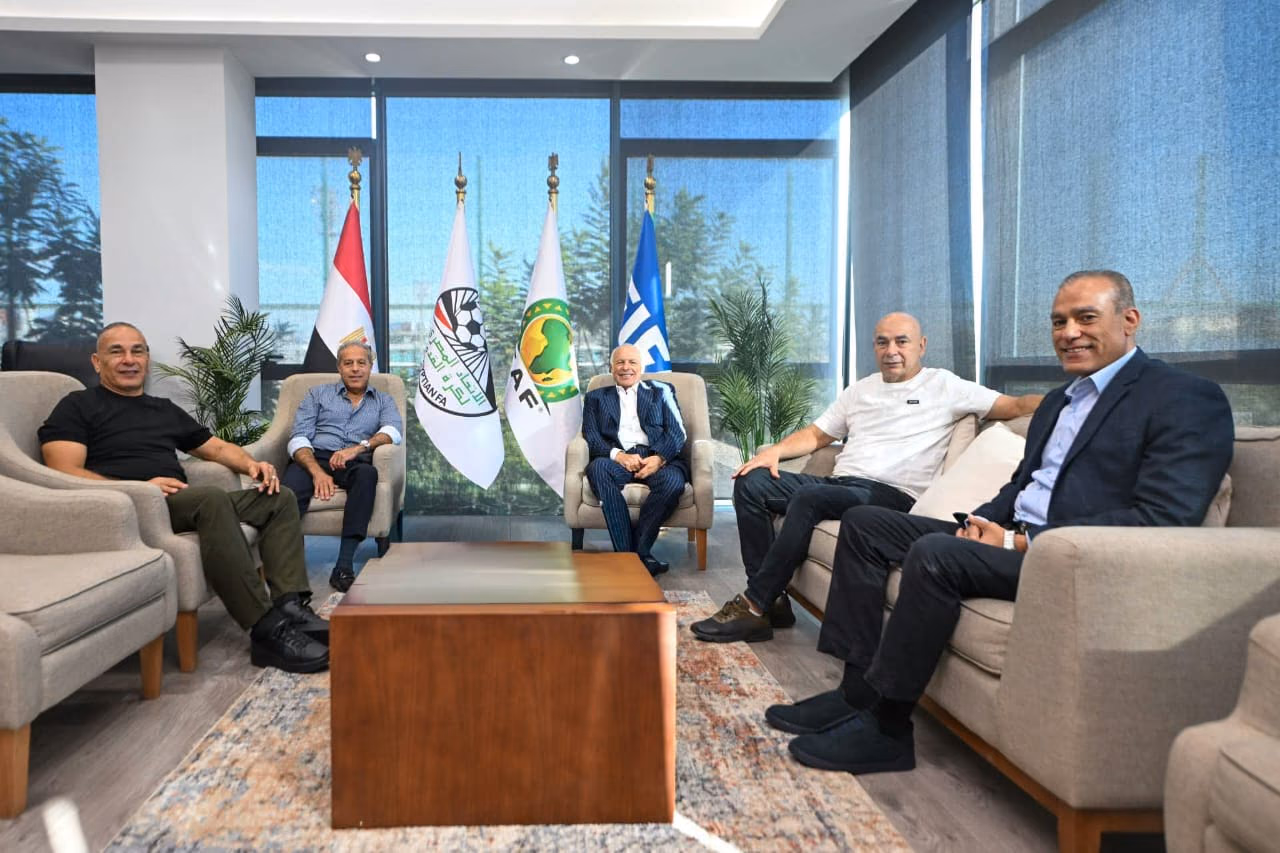 هاني أبو ريدة يستقبل حسام وإبراهيم حسن